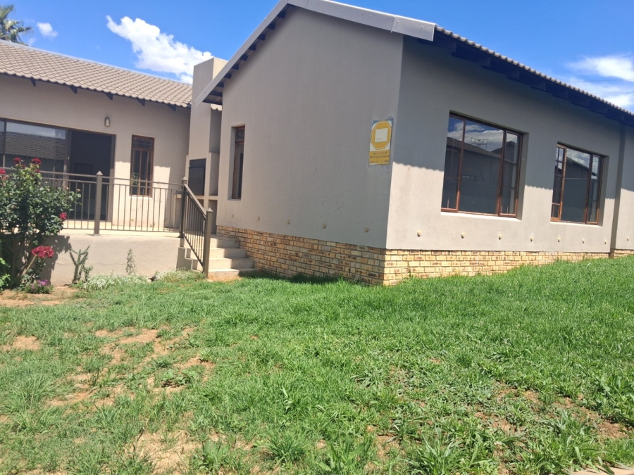 To Let 3 Bedroom Property for Rent in Hillside Free State